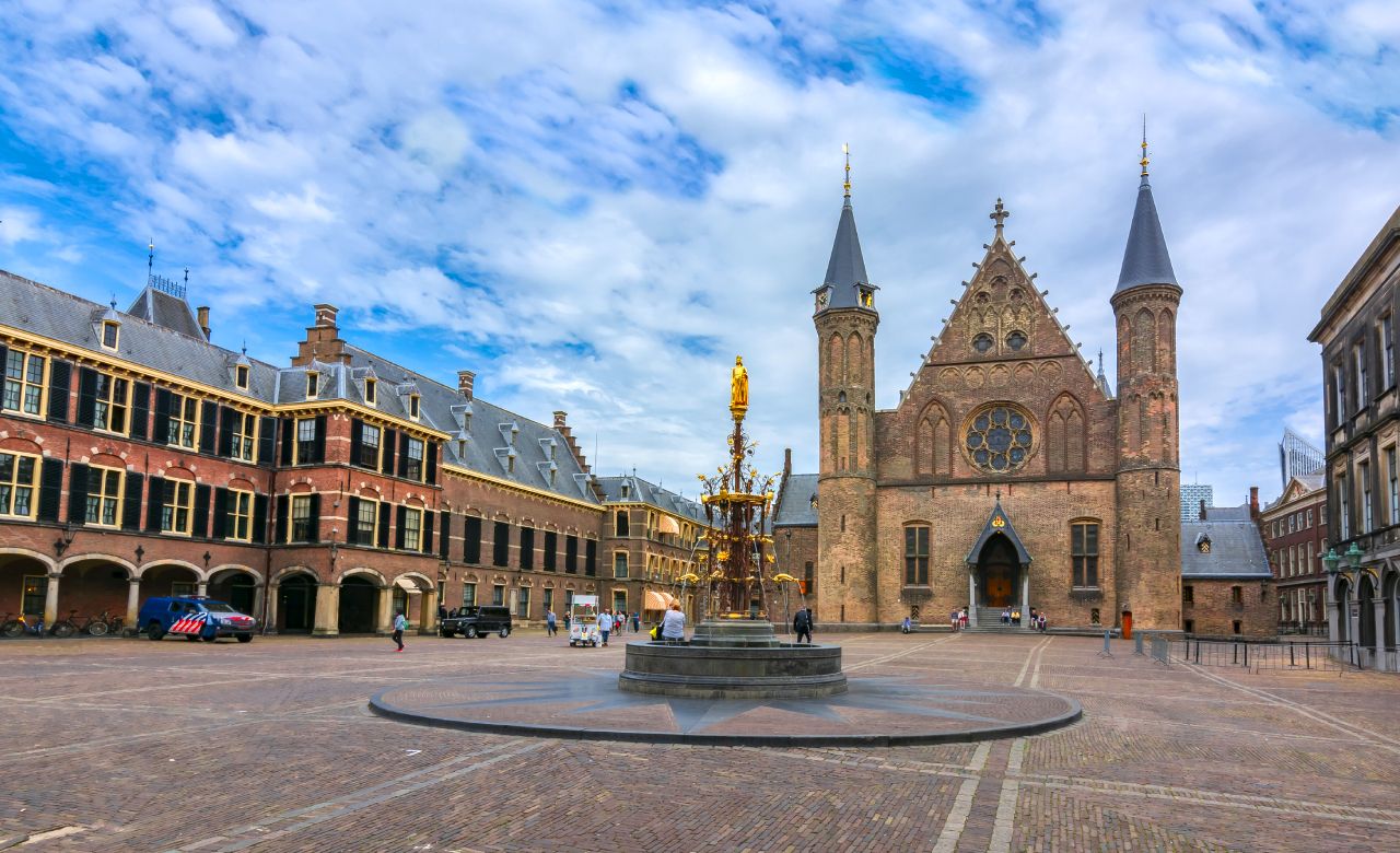Blick auf den historischen Binnenhof im Zentrum von Den Haag