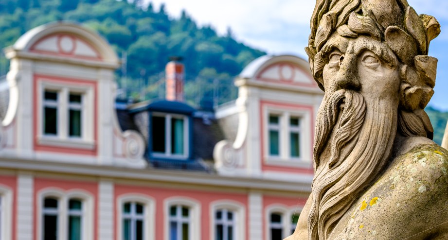 Heidelberg Fassade und Statue, © Getty Images Ralph Hoppe - www.FooTToo.de