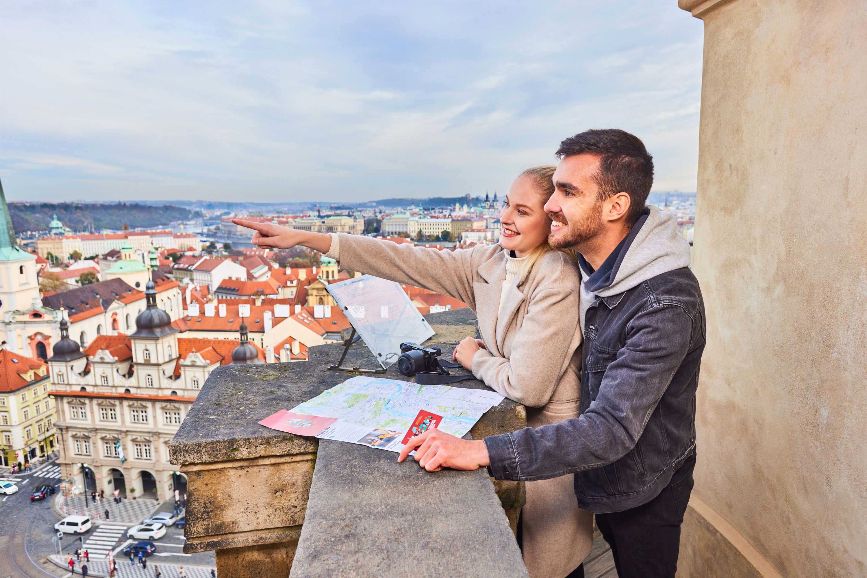 Pärchen auf Aussichtsturm in Prag mit dem Prague Visitor Pass
