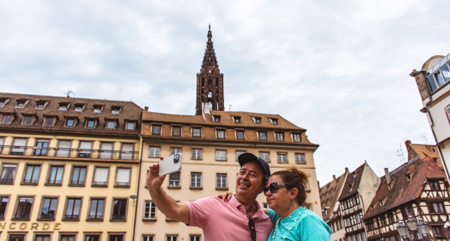 Touristen in Straßburg, © GettyImages_Gabriel Mello