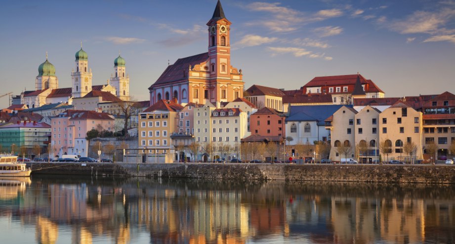 Spiegelung von Passau in der Donau bei Sonnenuntergang. - BAHNHIT.DE, © getty; Foto: Rudy Balasko