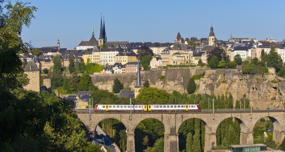 Bahnhit Luxemburg Stadt Zug Viadukt, © gettyimages Werner Dieterich