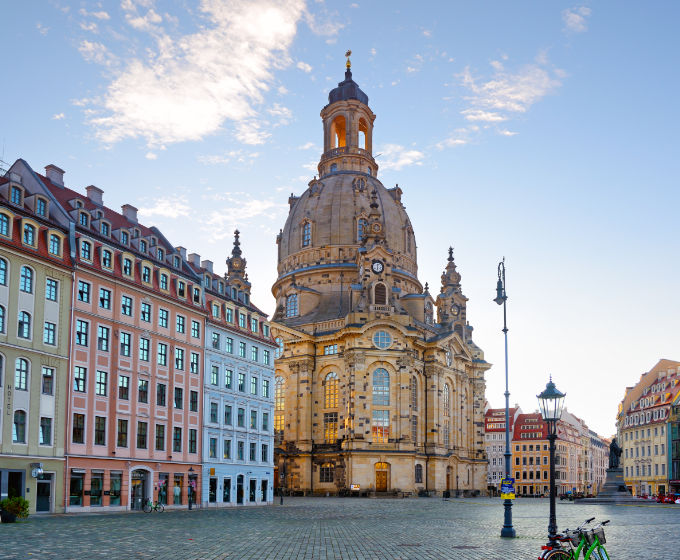 Blick auf die Dresdner Frauenkirche hinter der Elbe
