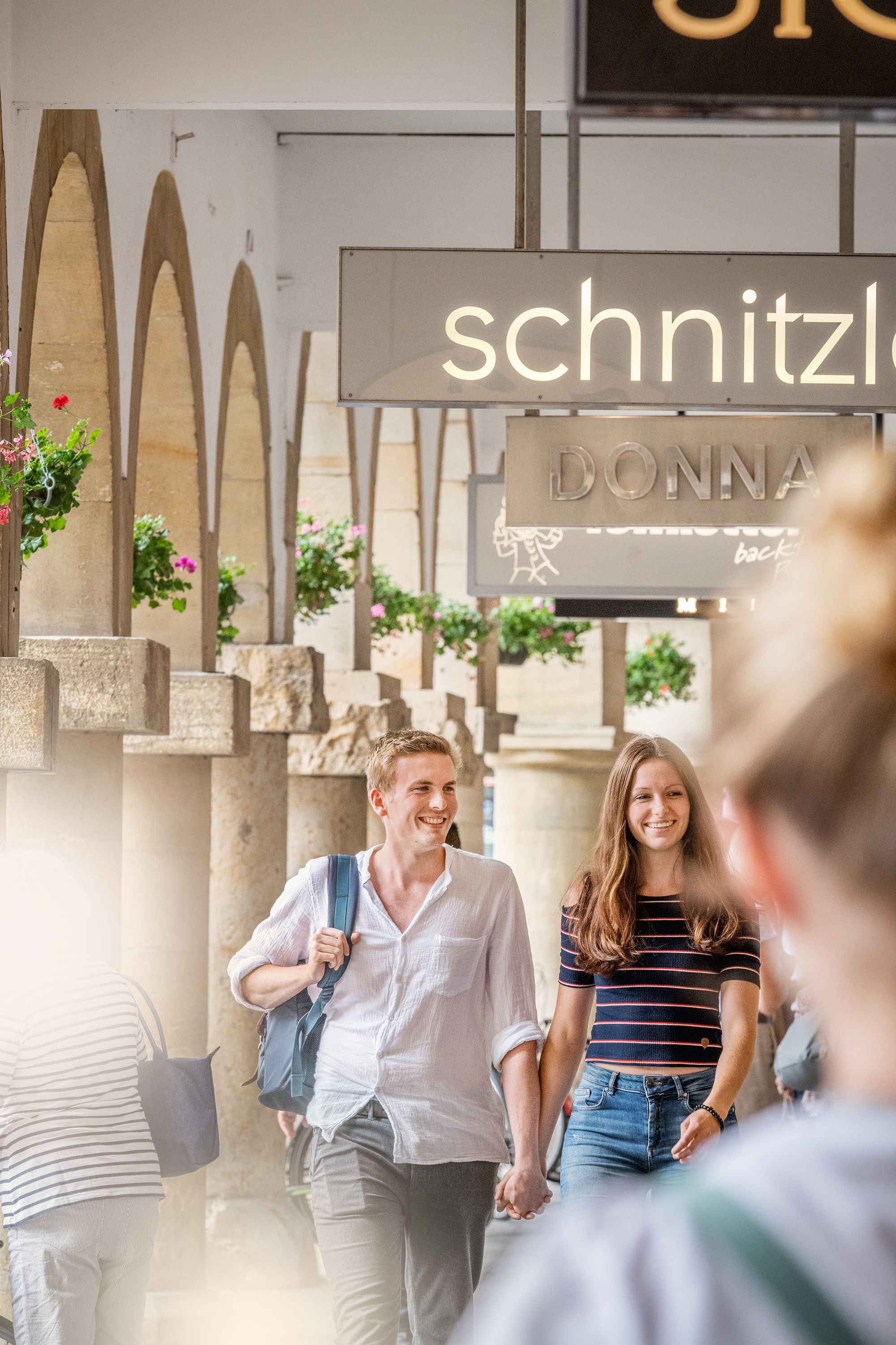 Menschen beim Shopping in den Prinzipalmarktbögen in Münster
