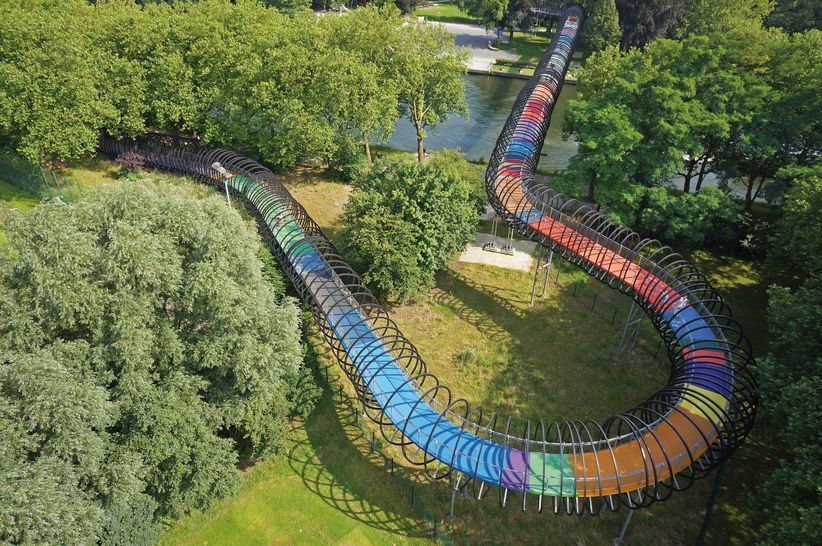 Bunte Slinky Springs to Fame, auch Rehberger Brücke, in Oberhausen von oben