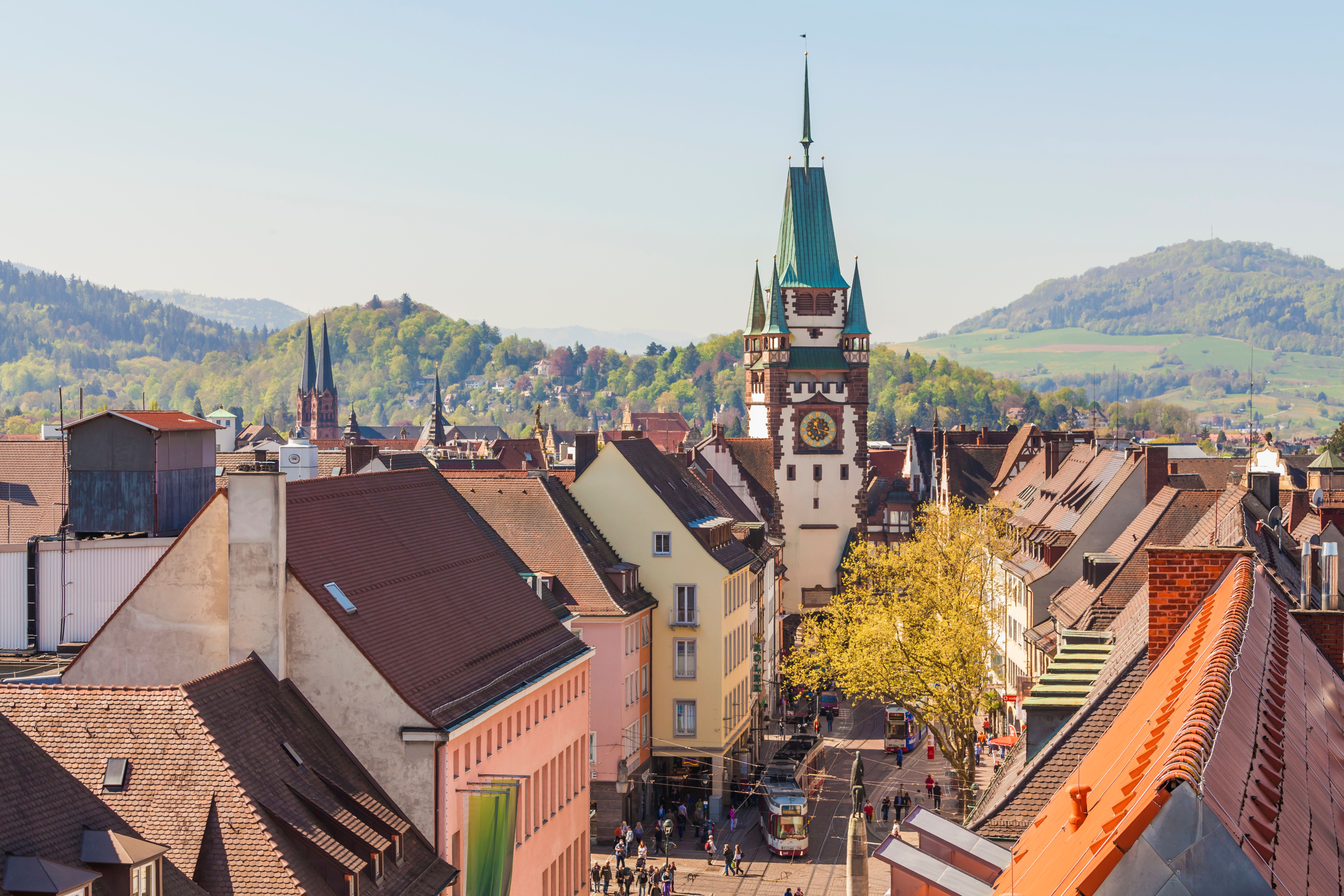Panorama, mit Fokus auf Schwabentor, von Freiburg in der Sonne