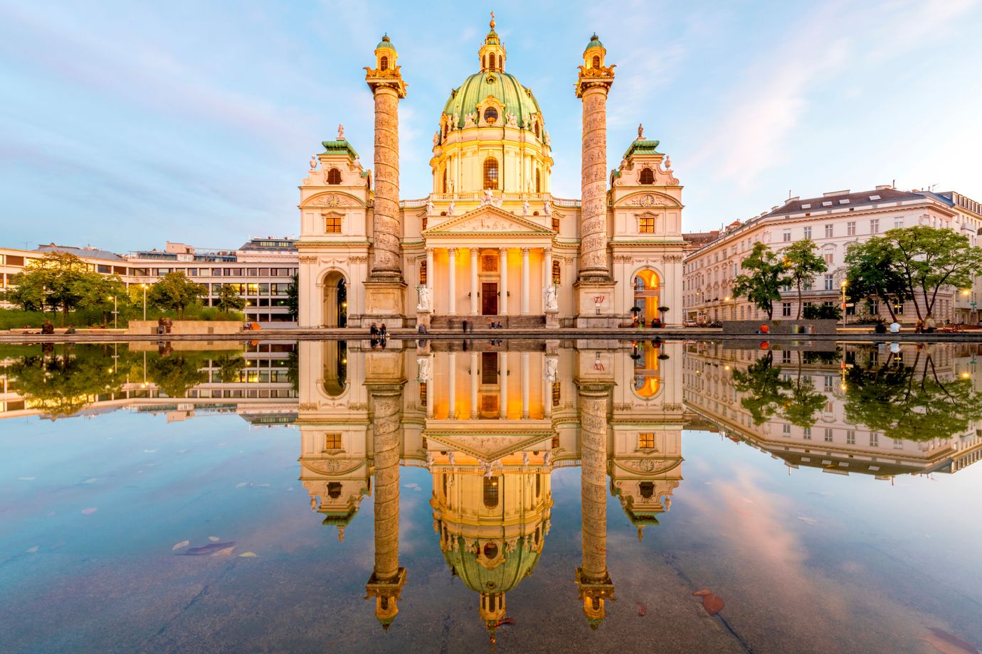 Karlskirche Wien in der goldenen Stunde wird im Wasser gespiegelt