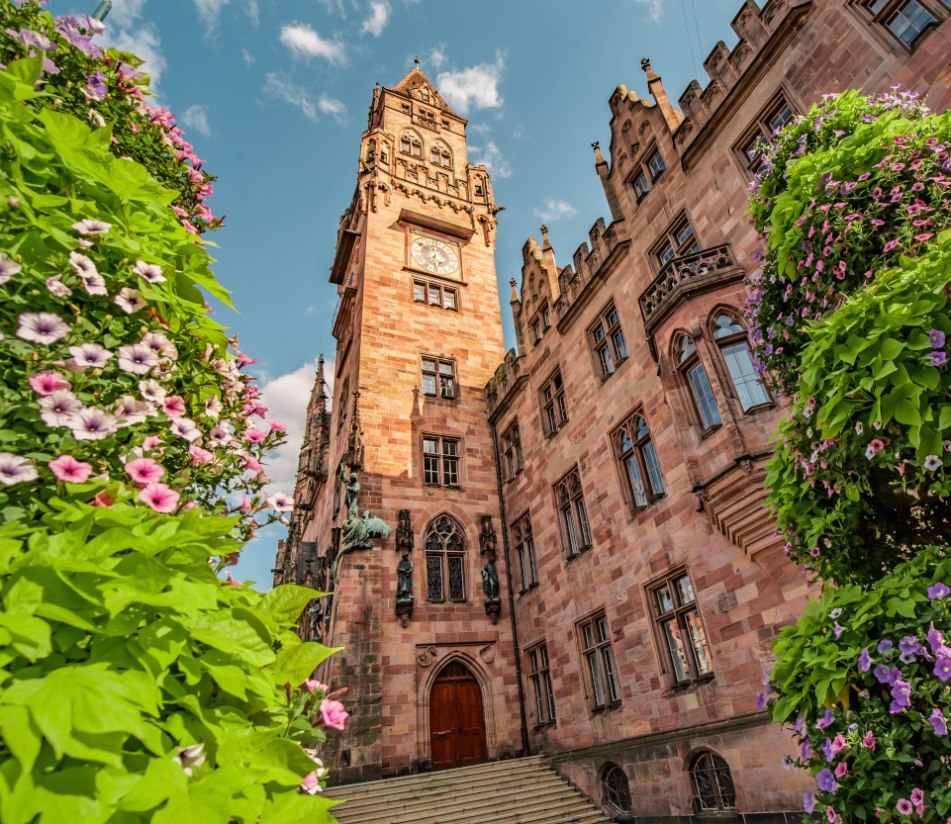 Das Rathaus von Saarbrücken im Frühling - BAHNHIT.DE, © Getty, Foto: frantic00
