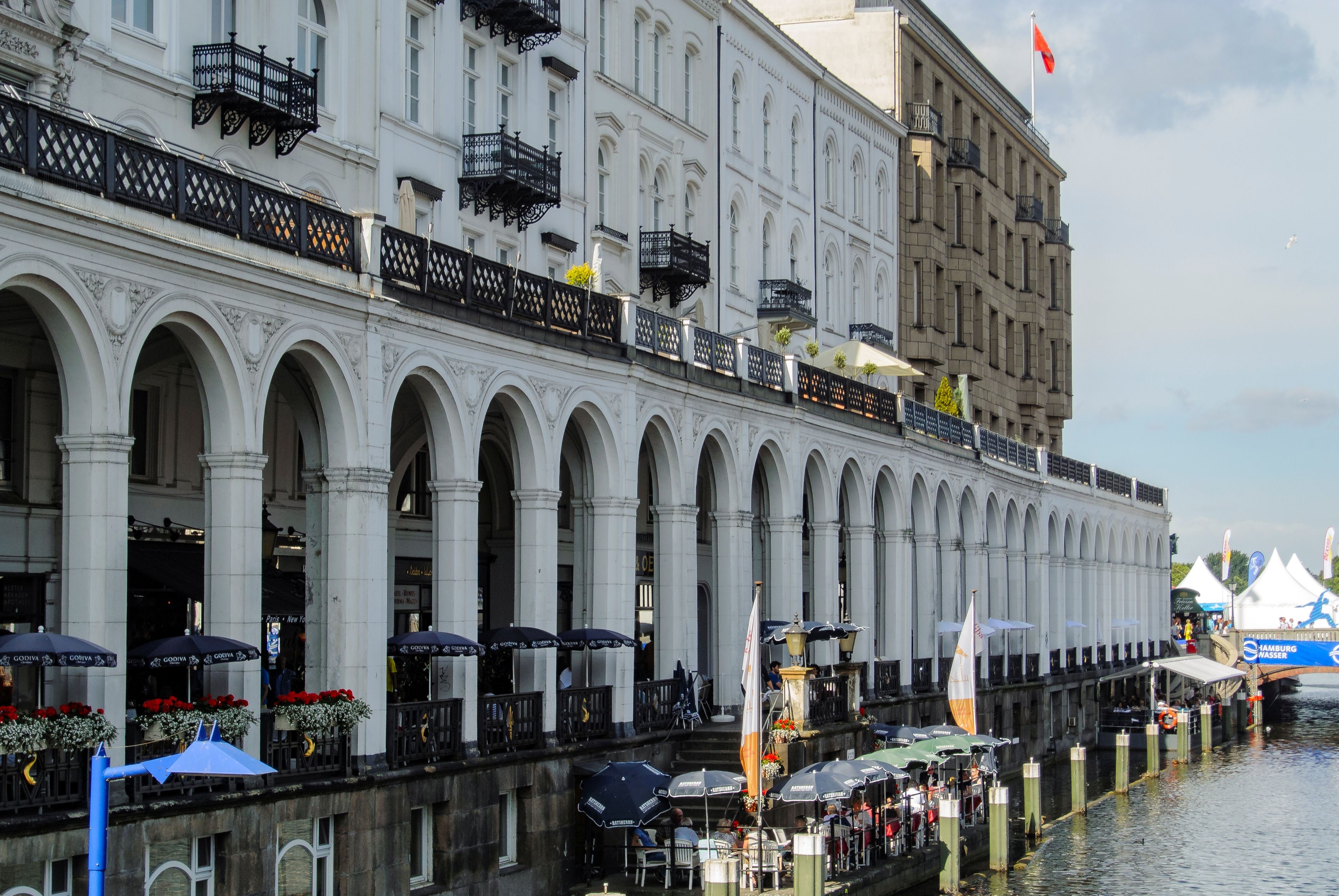 Alsterarkaden am Wasser in Hamburg