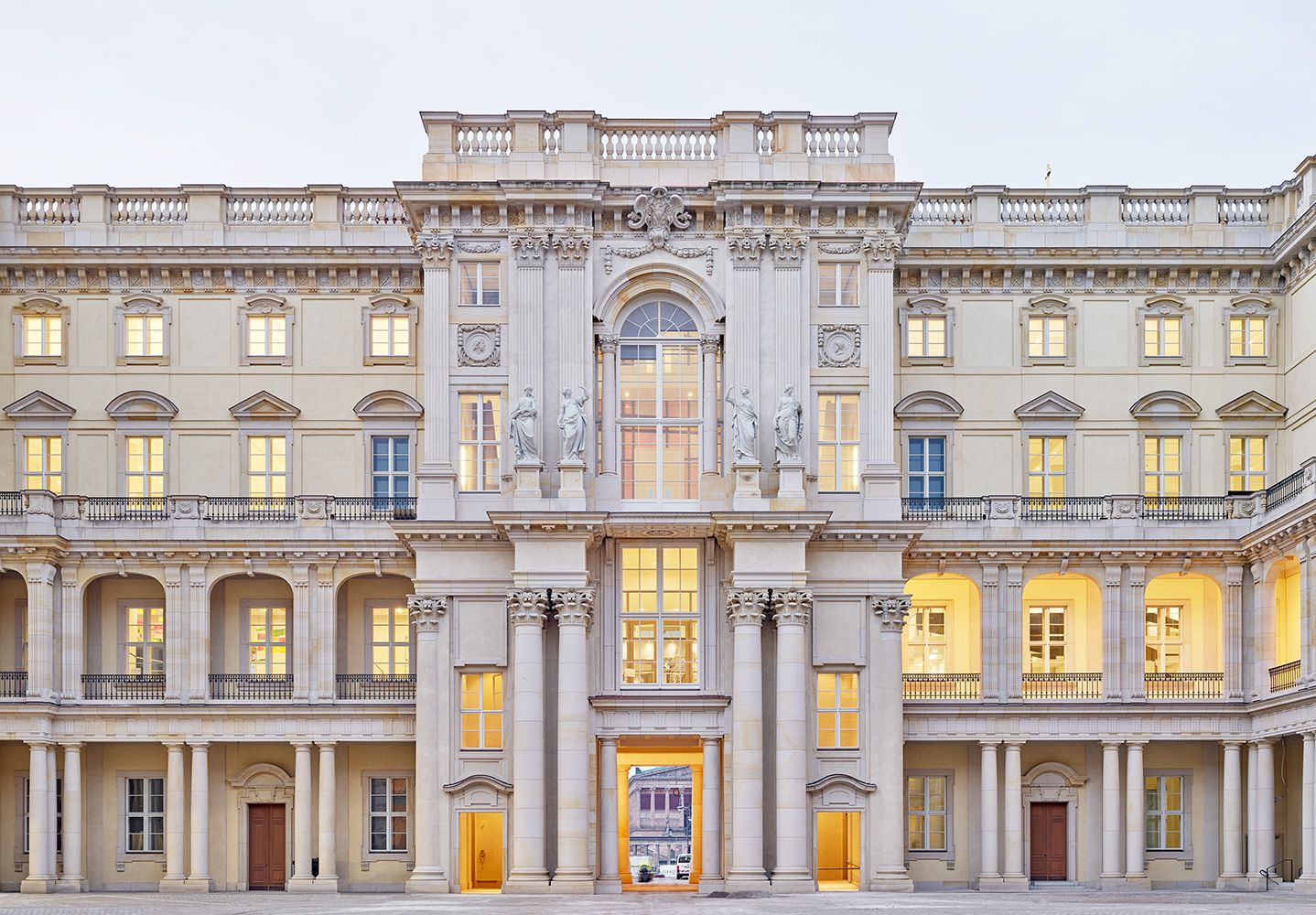 Humboldtforum von vorne mit Lichtern an