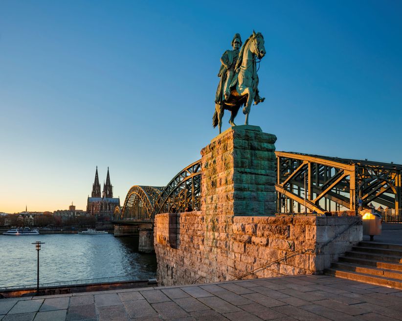 Reiterstandbild von Kaiser Wilhem I. neben der Hohenzollernbrücke am Rhein in Köln