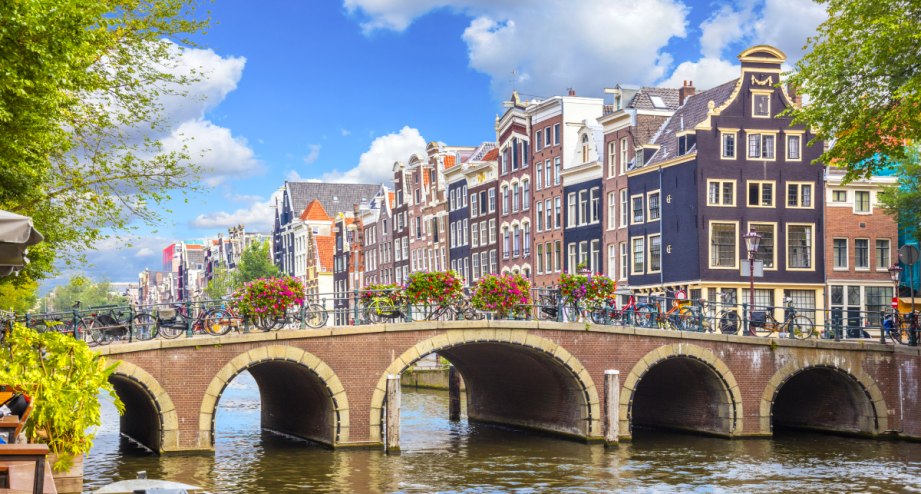 Amsterdam Brücke blauer Himmel, © Getty Images Pavlovs