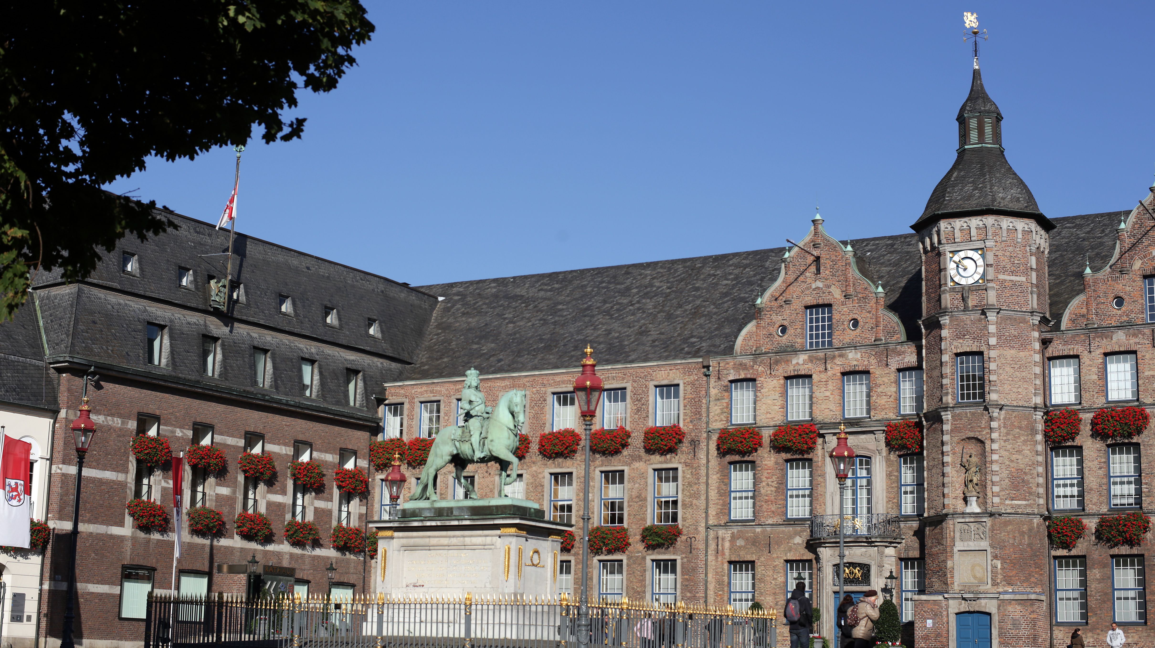 Blick auf das Düsseldorfer Rathaus mit Reiterstandbild
