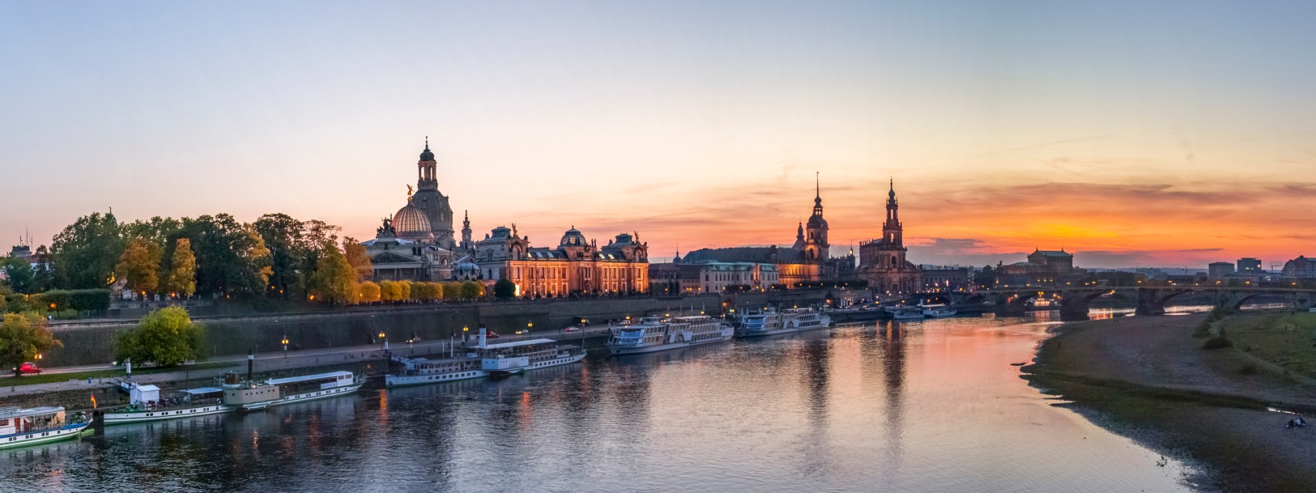 Das Elbufer in Dresden in der Abendsonne - BAHNHIT.DE, © getty; Foto: Westend61