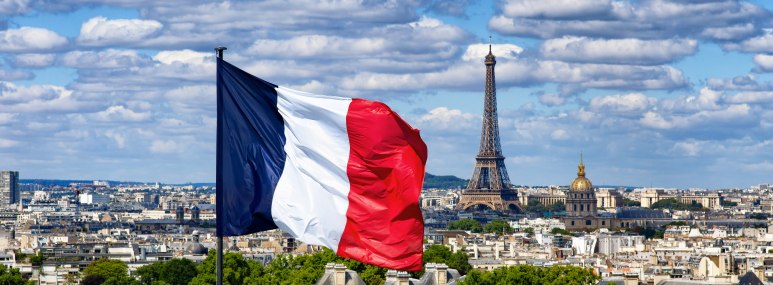 Paris Eifelturm mit französischer Flagge , © GettyImages_ Photo by Alessandro Grussu