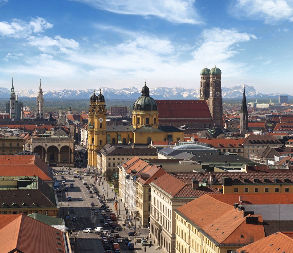 München vor dem Alpenpanorama - BAHNHIT.DE, © München Tourismus, Foto: T. Klinger