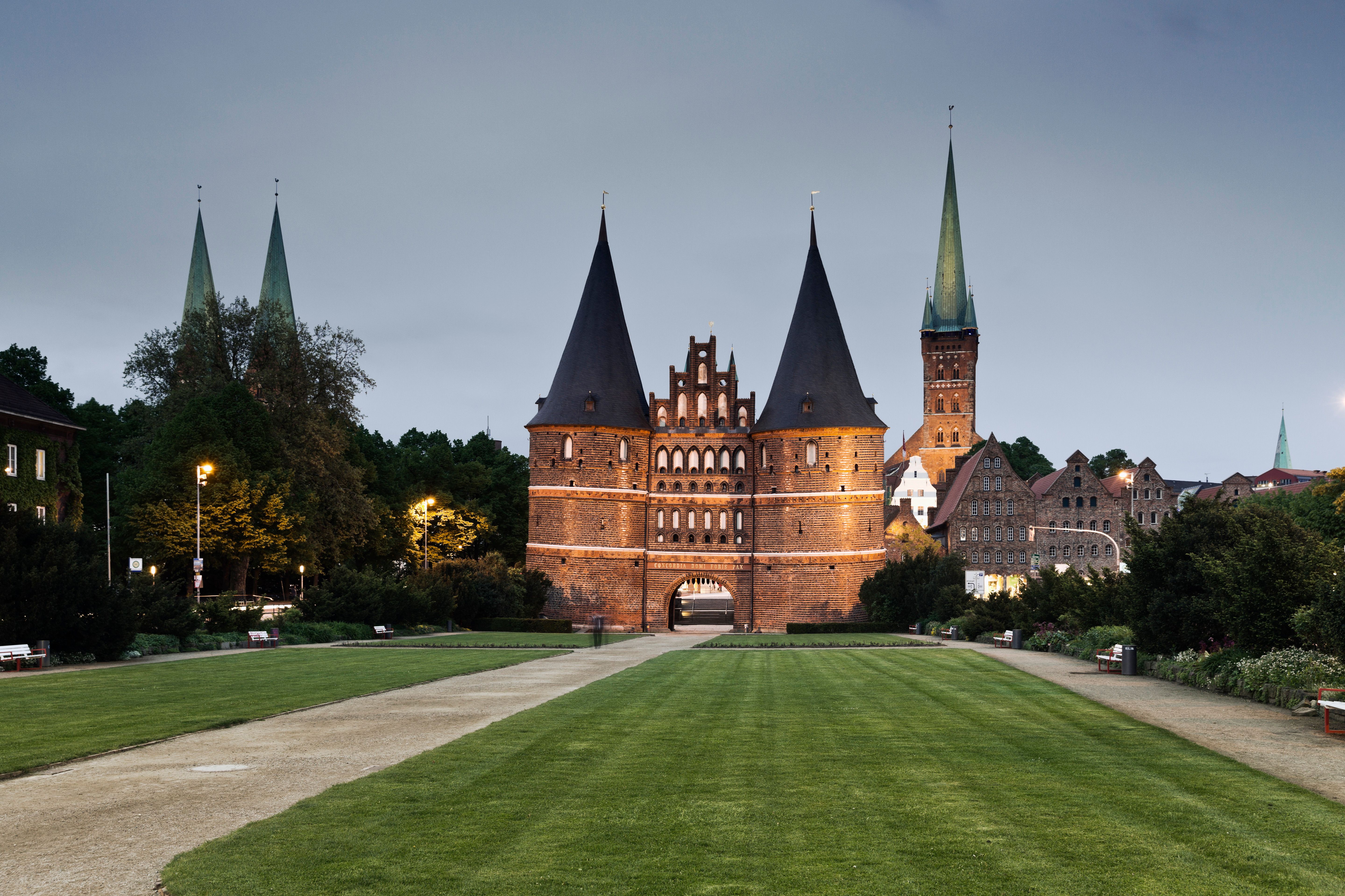 Holstentor in Lübeck bei Nacht beleuchtet