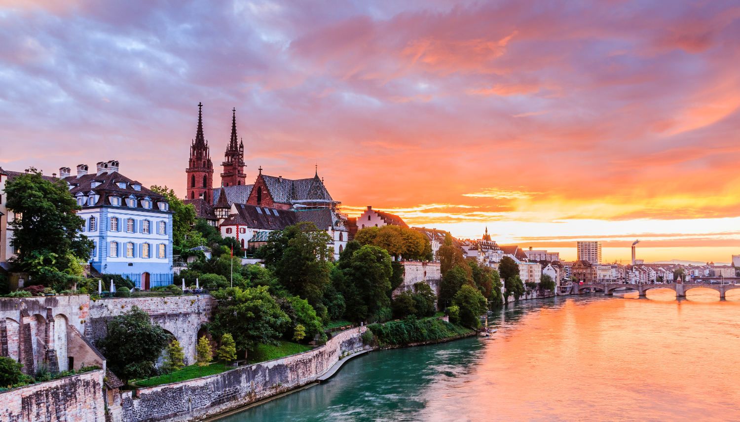 Stadtsilhouette Basel am Rhein bei Sonnenuntergang