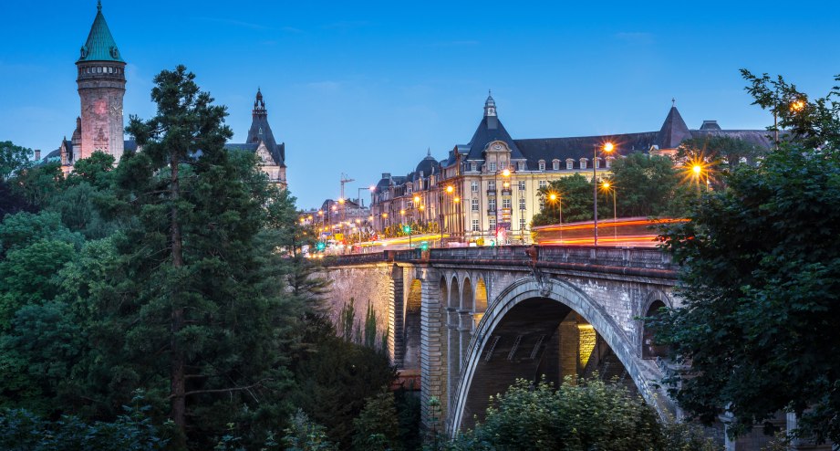 Bahnhit Luxemburg Stadt Stadtansicht abends, © gettyimages Wichan YingYongsomsawas