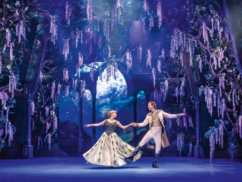 Anna und Hans tanzen zu dem Song Love is an Open Door im Musical Disneys DIE EISKÖNIGIN