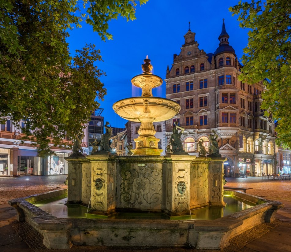 Der Heinrichsbrunnen auf in der Altstadt von Braunschweig - BAHNHIT.DE, © Getty, Foto: Westend61