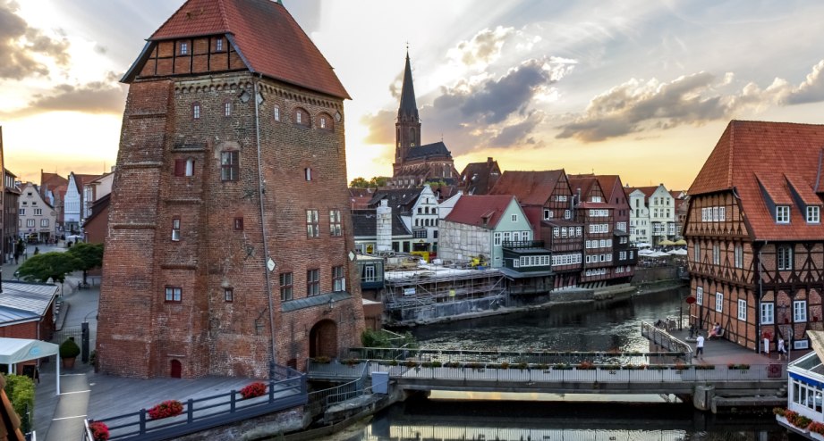 Die Ilmenau fließt durch die Altstadt von Küneburg. - BAHNHIT.DE, © getty; Foto: Westend61
