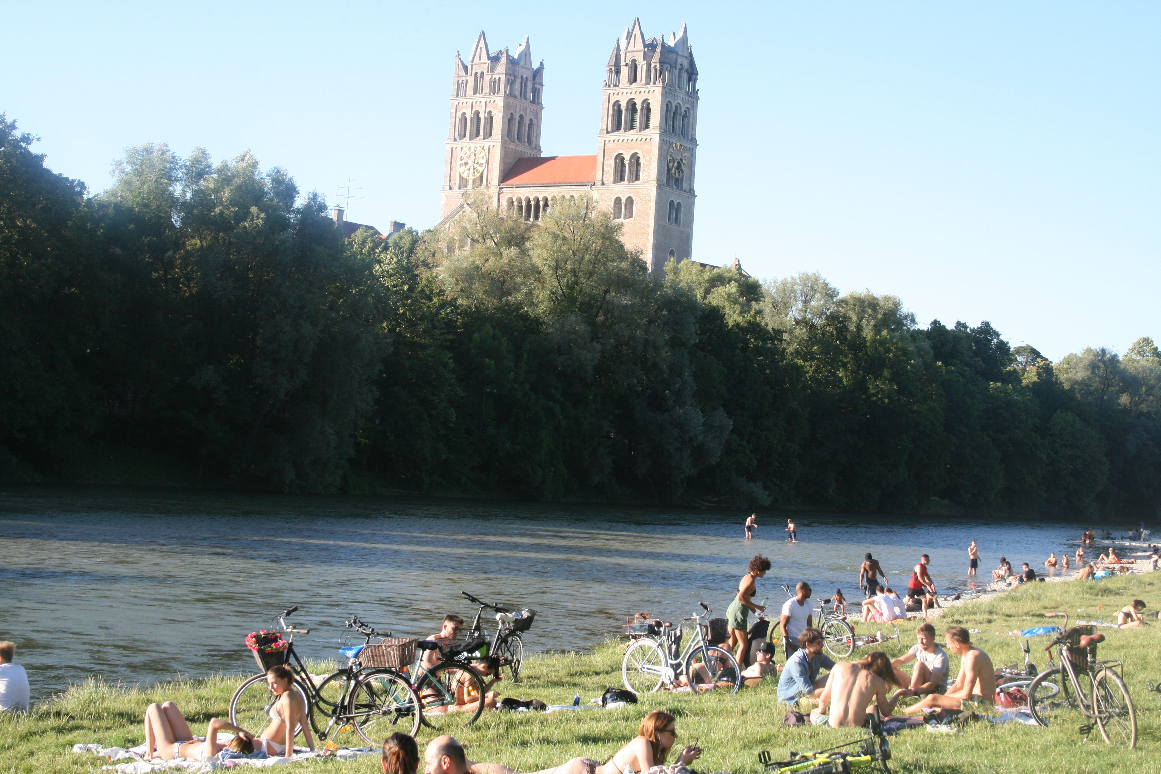 Den Sommer genießen am Ufer der Isar