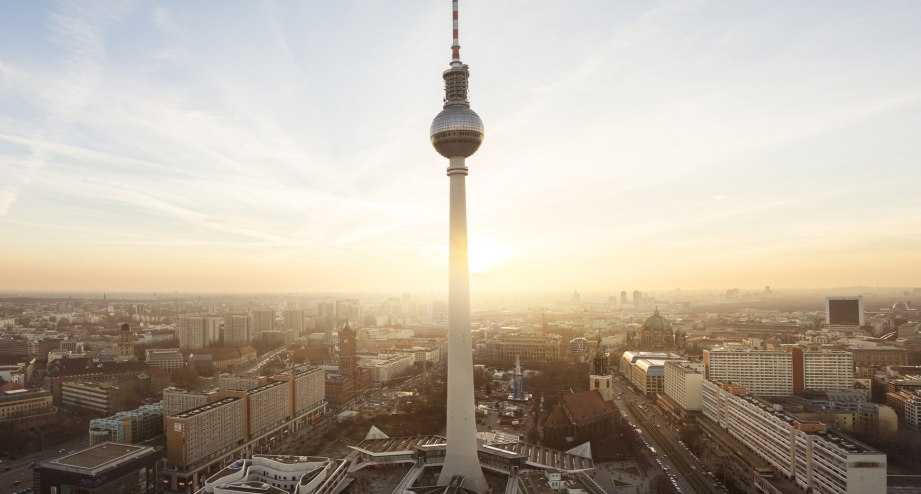 Der Berliner Fernsehturm und die City Ost bei Sonnenaufgang - BAHNHIT.DE, © Foto: Rafael Dols