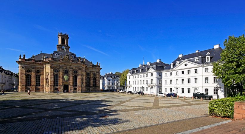 Platz vor der Ludwigskirche in Saarbrücken