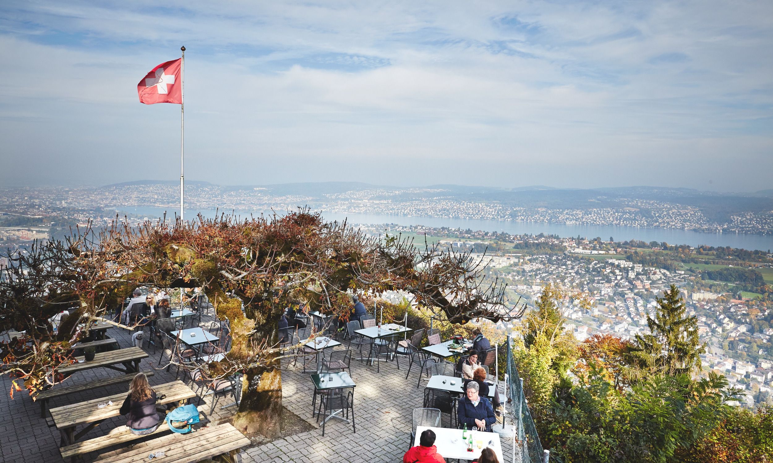 Blick auf Aussichtsplattform und die Stadt Zürich