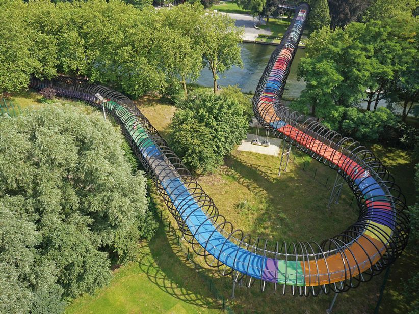 Bunte Slinky Springs to Fame, auch Rehberger Brücke, in Oberhausen von oben