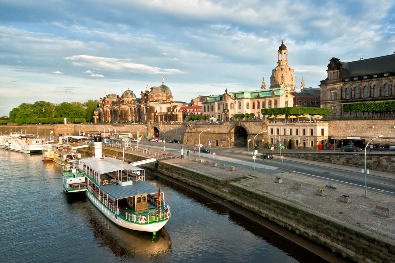 Dresdener Elbufer mit Blick zur Frauenkirche