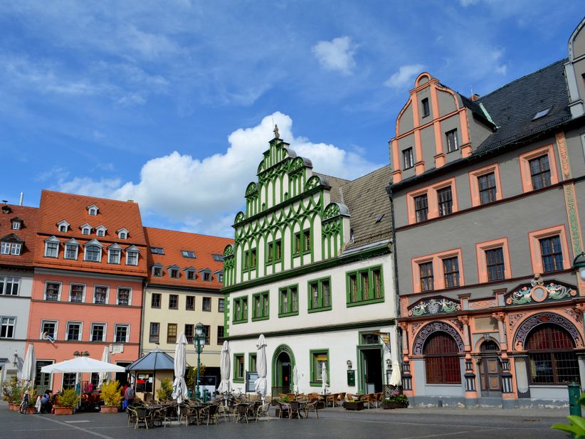 Charmante Gasse in der Weimarer Altstadt mit gut erhaltenen historischen Gebäuden, liebevoll restaurierten Fassaden, kleinen Geschäften und Kopfsteinpflaster in lebendiger, aber ruhiger Atmosphäre.