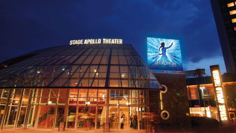 Apollo Theater in Stuttgart mit der Werbung für das Musical Die Eiskönigin