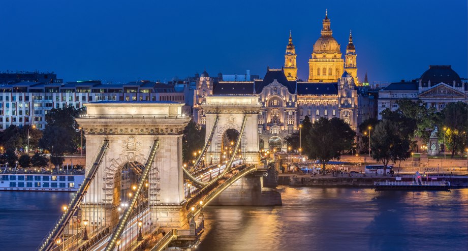 Bahnhit Budapest Kettenbrücke, © GettyImages, Chan Srithaweeporn 