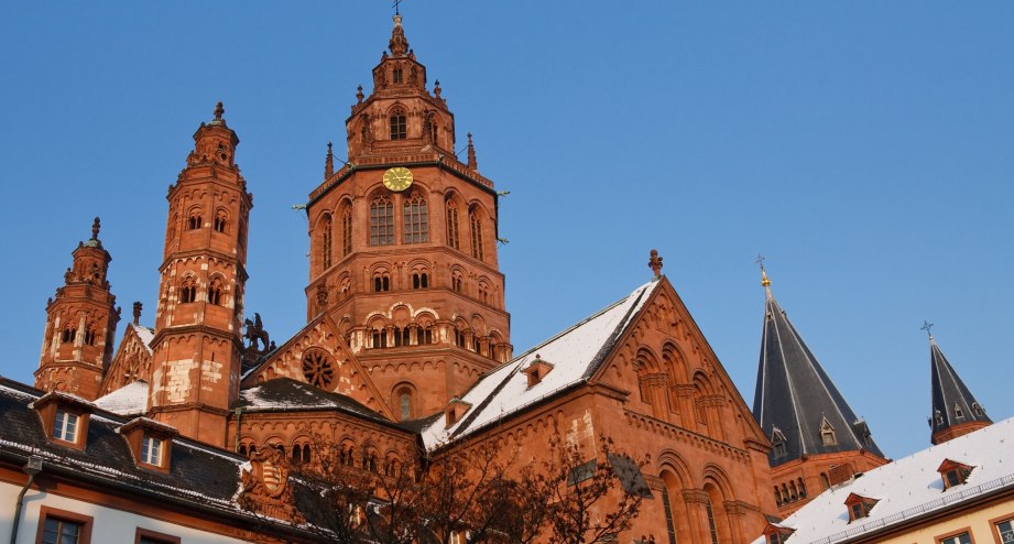 Mainzer Dom im Winter mit schneebedeckten Dächern - BAHNHIT.DE, © getty, Foto: Patrick Poendl