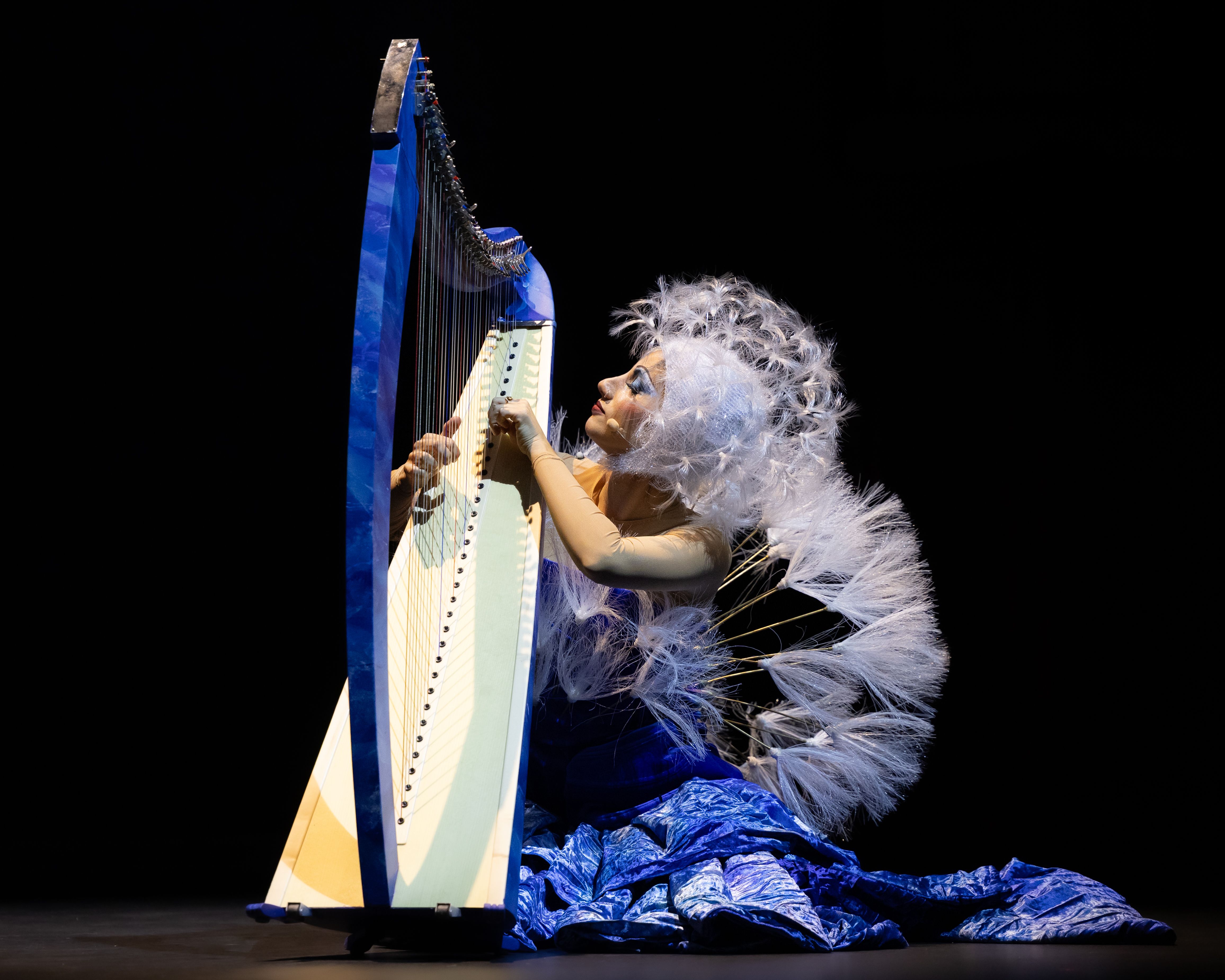 Szenenbild Frau spielt Harfe