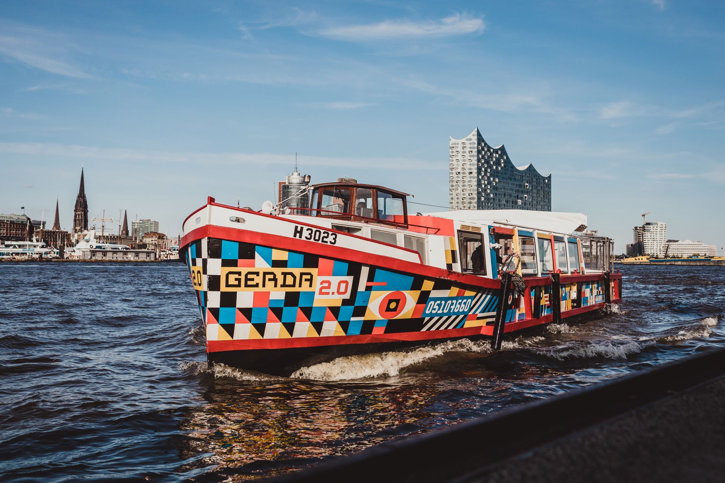 Buntes Schiff Gerda auf der Elbe unterwegs