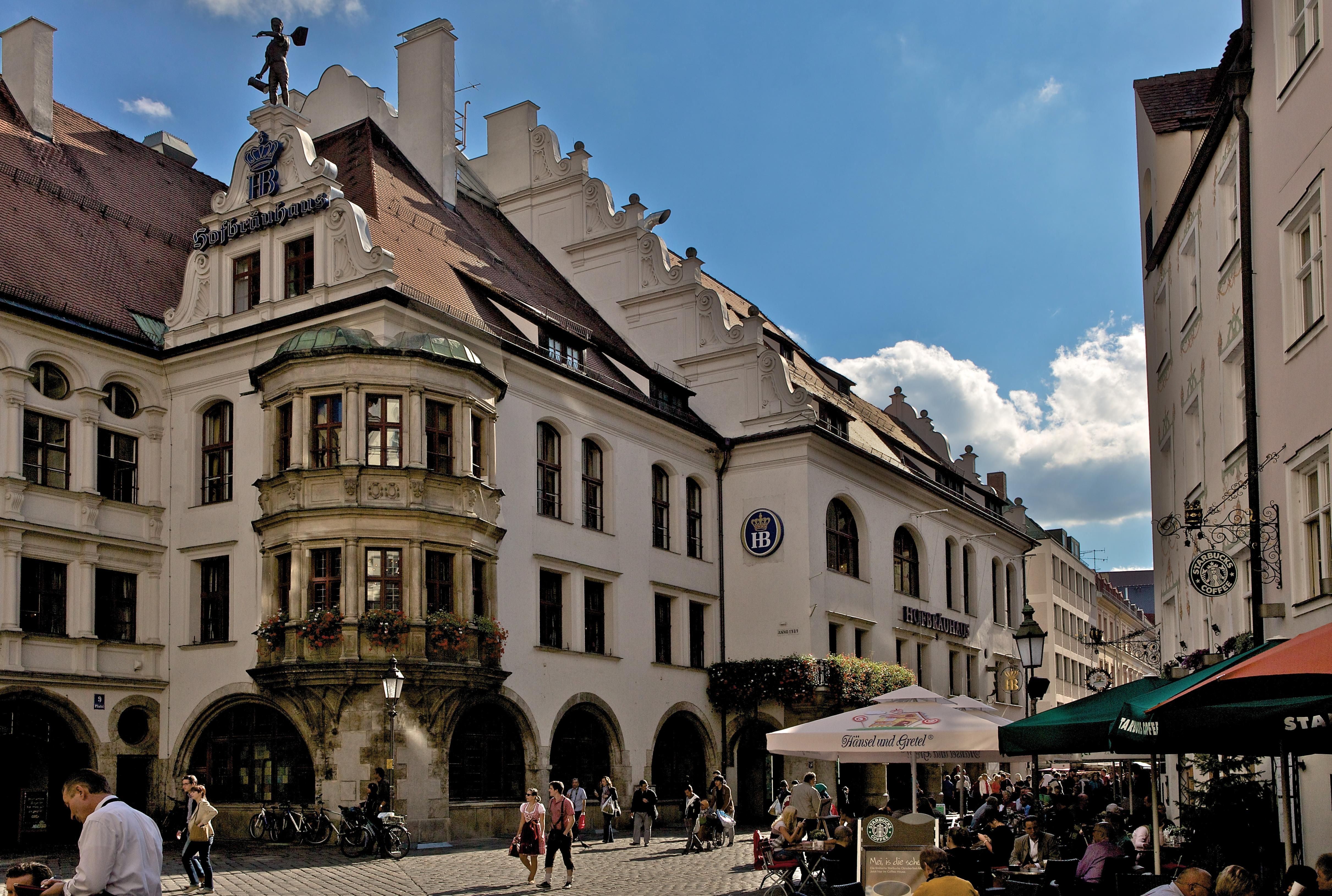 Muenchner Hofbraeuhaus Außenansicht bei blauem Himmel. 
