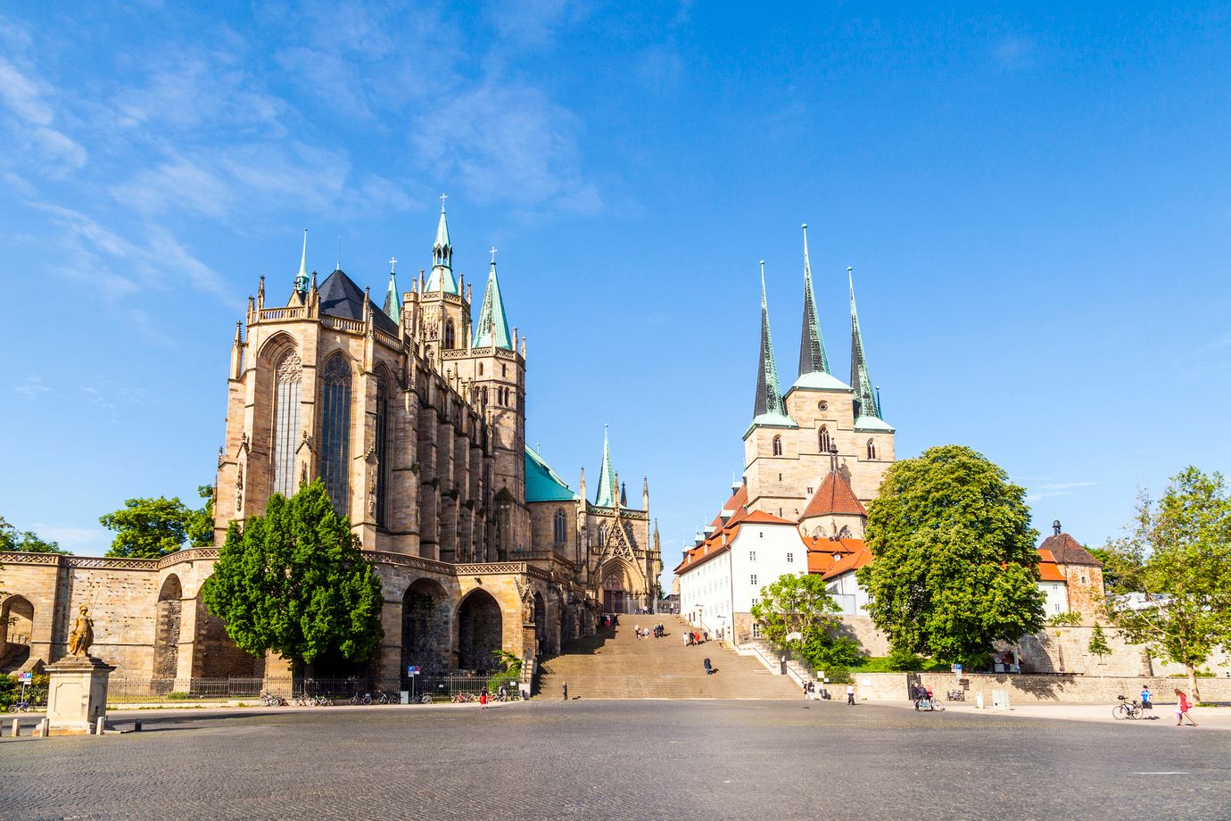 Blick auf den Dom St. Marien und die Severikirche in Erfurt, thronend auf dem Domberg.