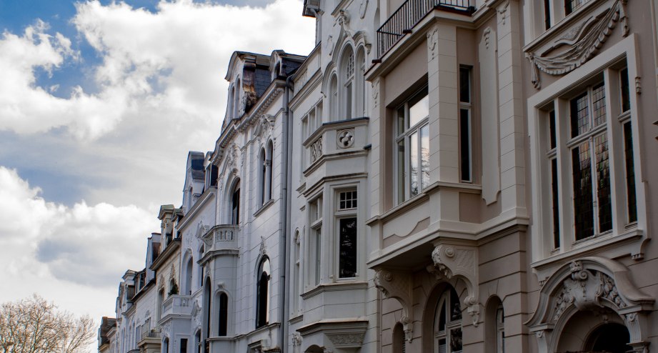 Wuppertal Fassade Fenster blauer Himmel, © Getty Images Stephan Walochnik; 