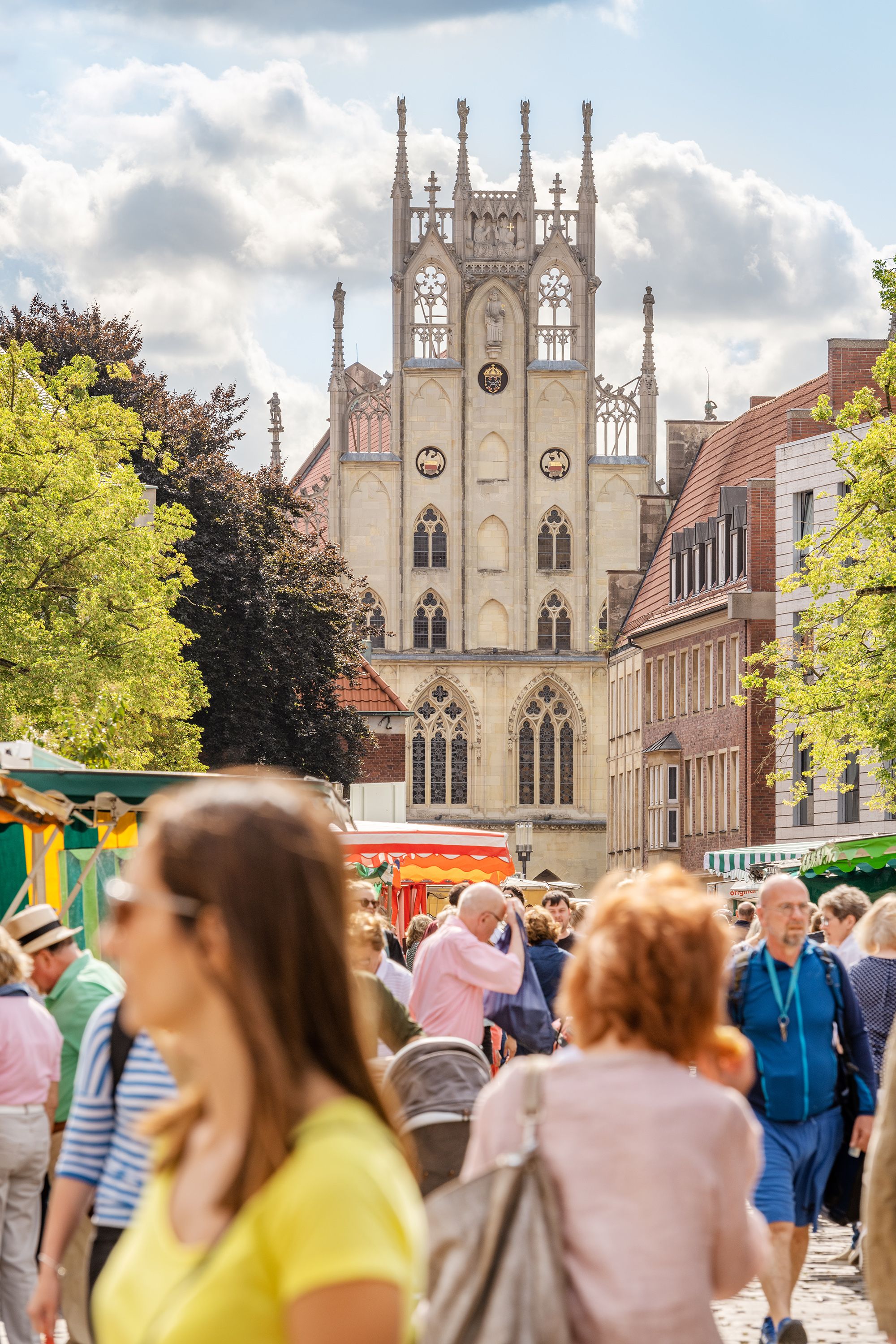 Wochenmarkt vor dem historischen Rathaus in Münster