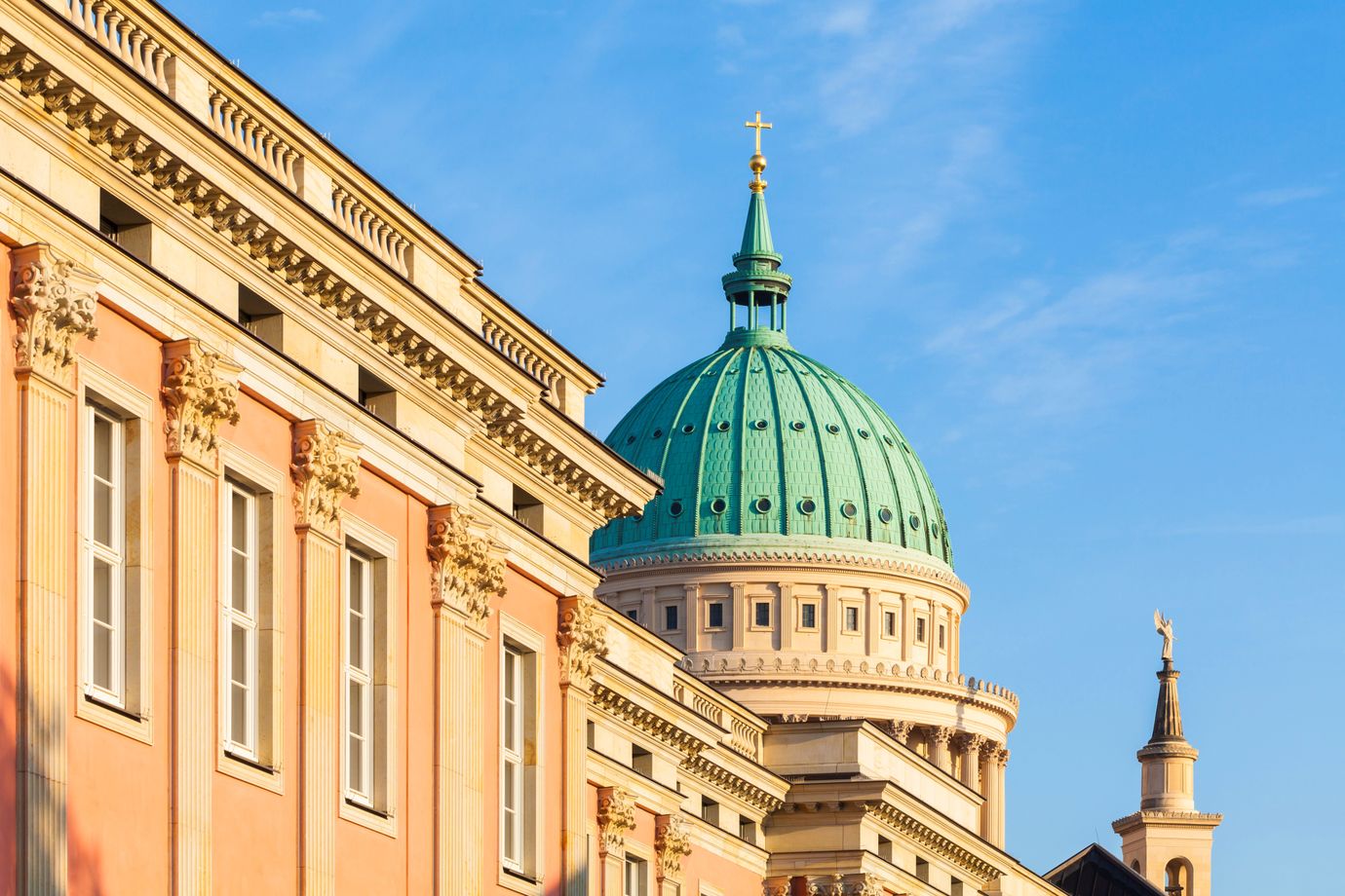Kupfer-Kuppel in Potsdam bei blauem Himmel