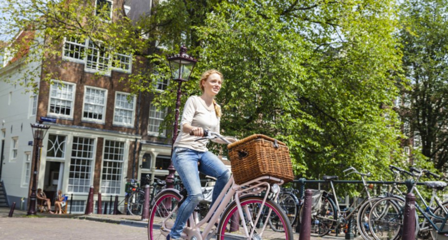 Amsterdam-unterwegs mit dem Rad, © GettyImages, Westend61