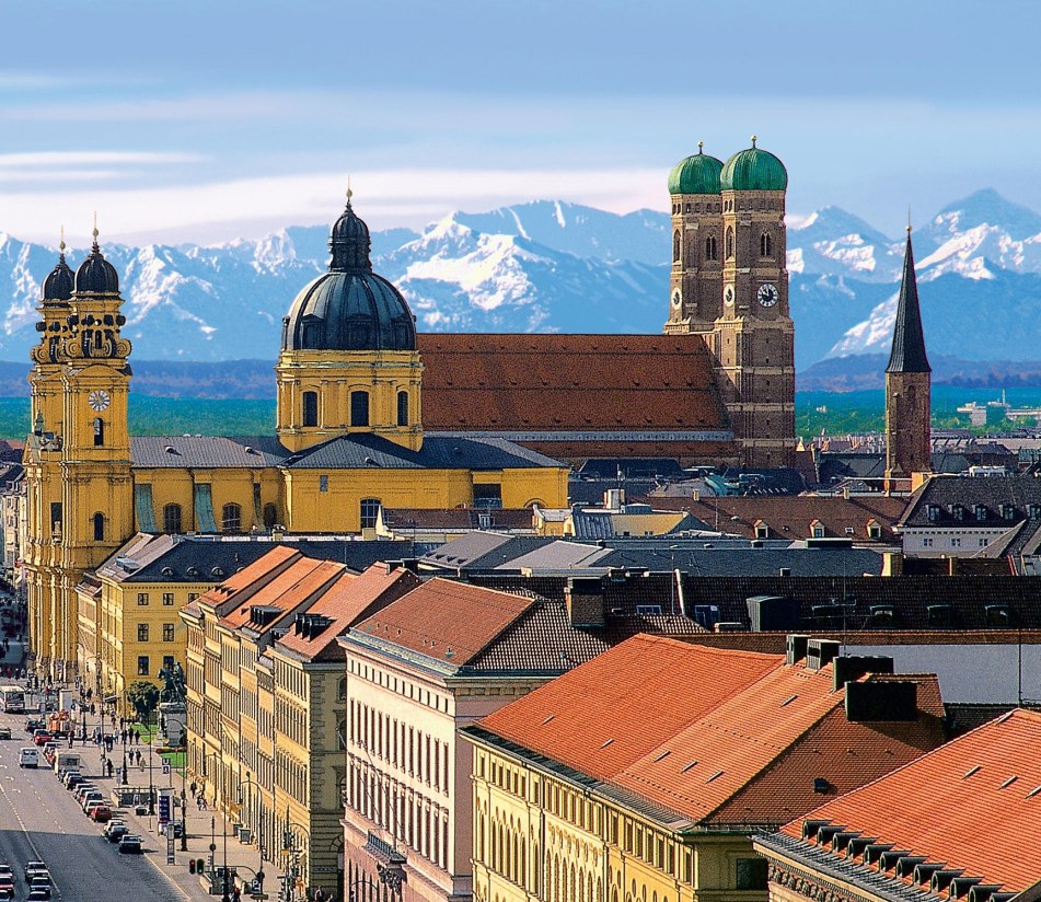 Alpen im Hintergrund der Münchener Altstadt - BAHNHIT.DE, © getty