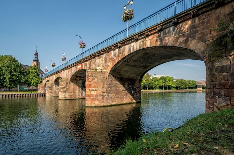 Alte Brücke in Saarbrücken am sonnigen Tag 