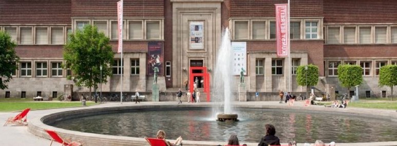 vor dem Kunstpalast in Düsseldorf, © dpa/Kunstpalast