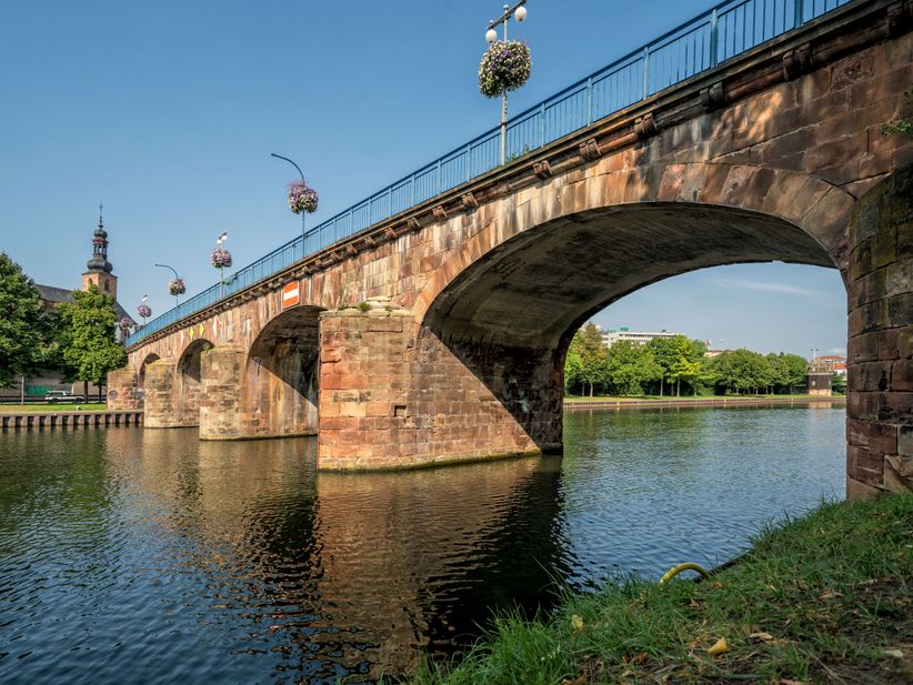 Alte Brücke in Saarbrücken am sonnigen Tag 