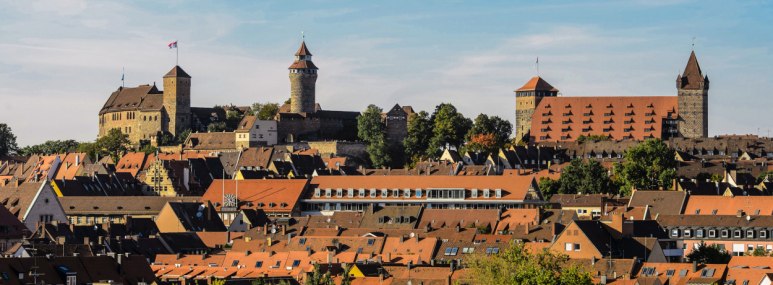 Altstadt Panorama mit Kaiserburg in Nürnberg. - BAHNHIT.DE, © Uwe Niklas