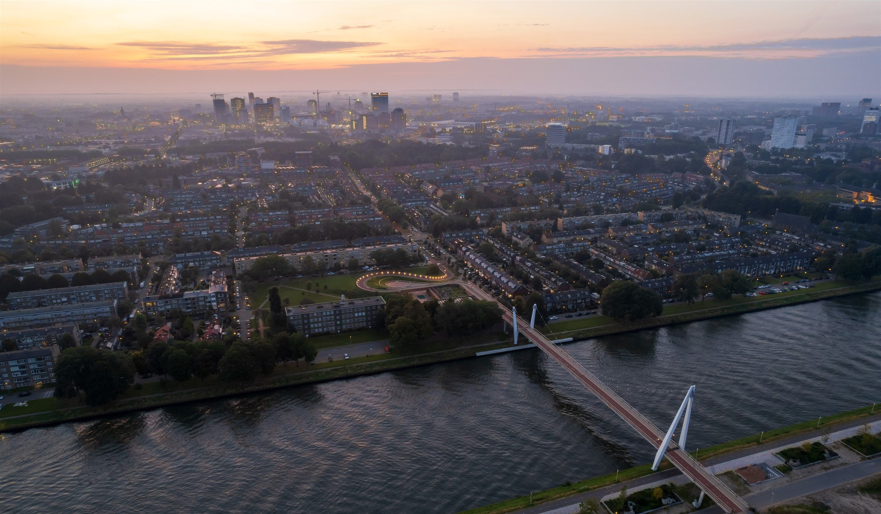 Luftaufnahme von der Dafne Schippers Brücke am Morgen in Utrecht